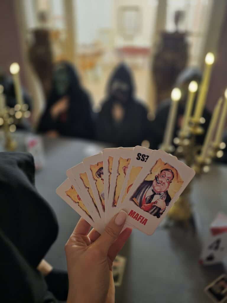 Spēles ar mafijas un parlamenta tematikas kartēm, draudzīga atmosfēra.