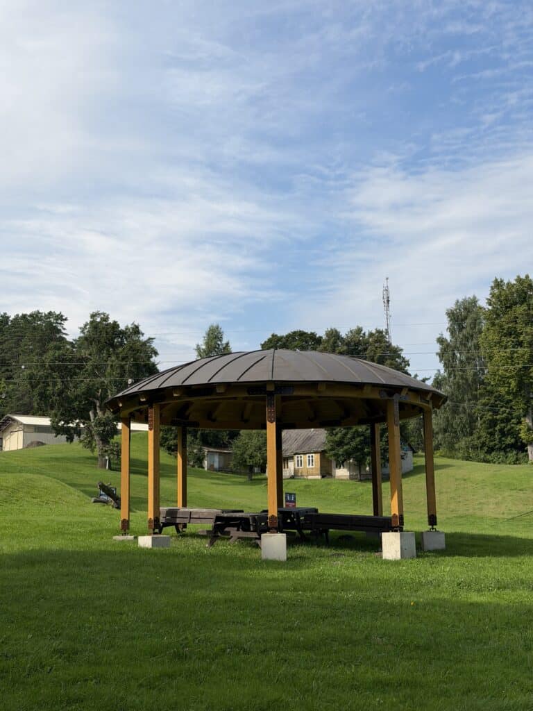 Pikniko vieta su suoliukais ir pavėsine Ramkalni parke.