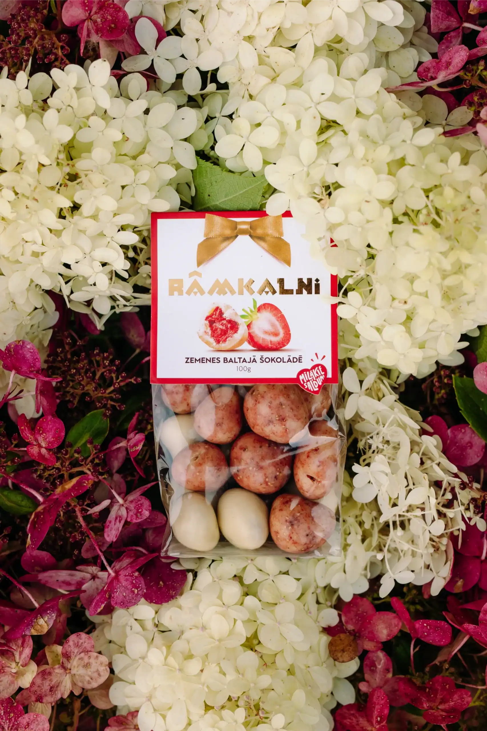 Rāmkalni zemeņu baltā šokolāde, 100g - saldo un augļu garšu kombinācija, ideāla dāvana.