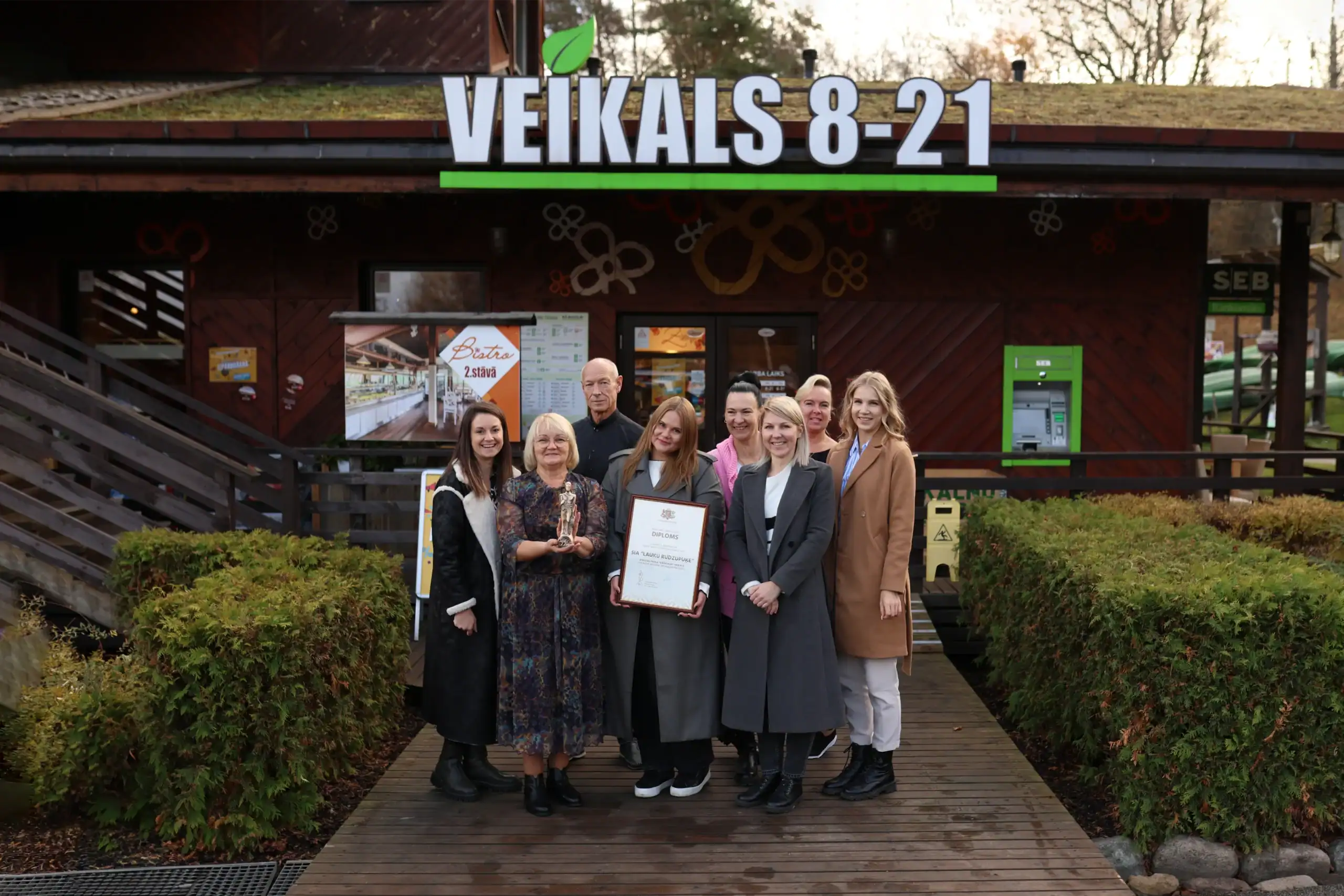 Veikala 8-21 uzņēmuma apbalvojums ar komandu ārpus veikala, Latvijas uzņēmuma atpazīstamība.