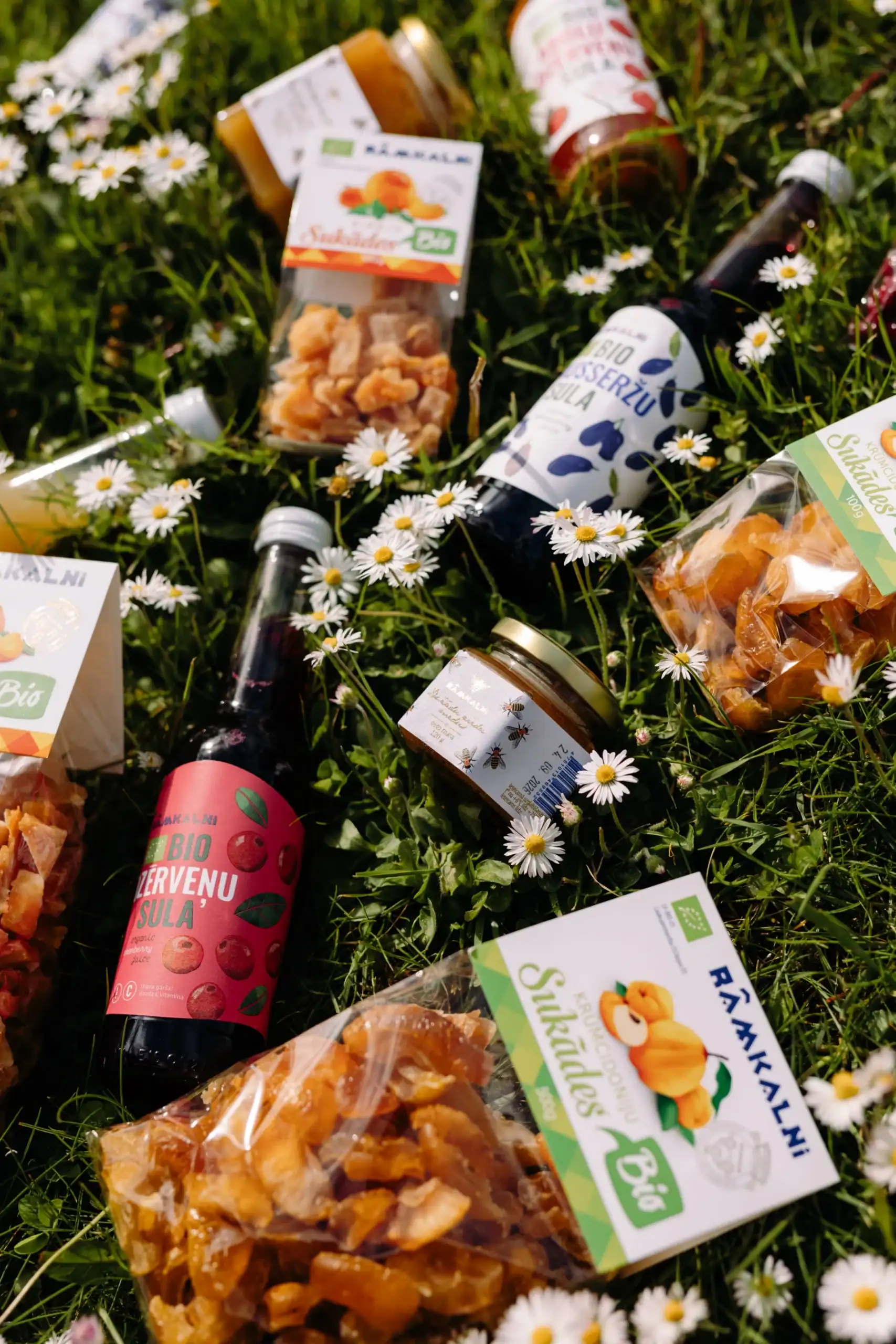 Natūralūs produktai iš Ramkalni su gėlių ir vaisių skonio sausainiais.
