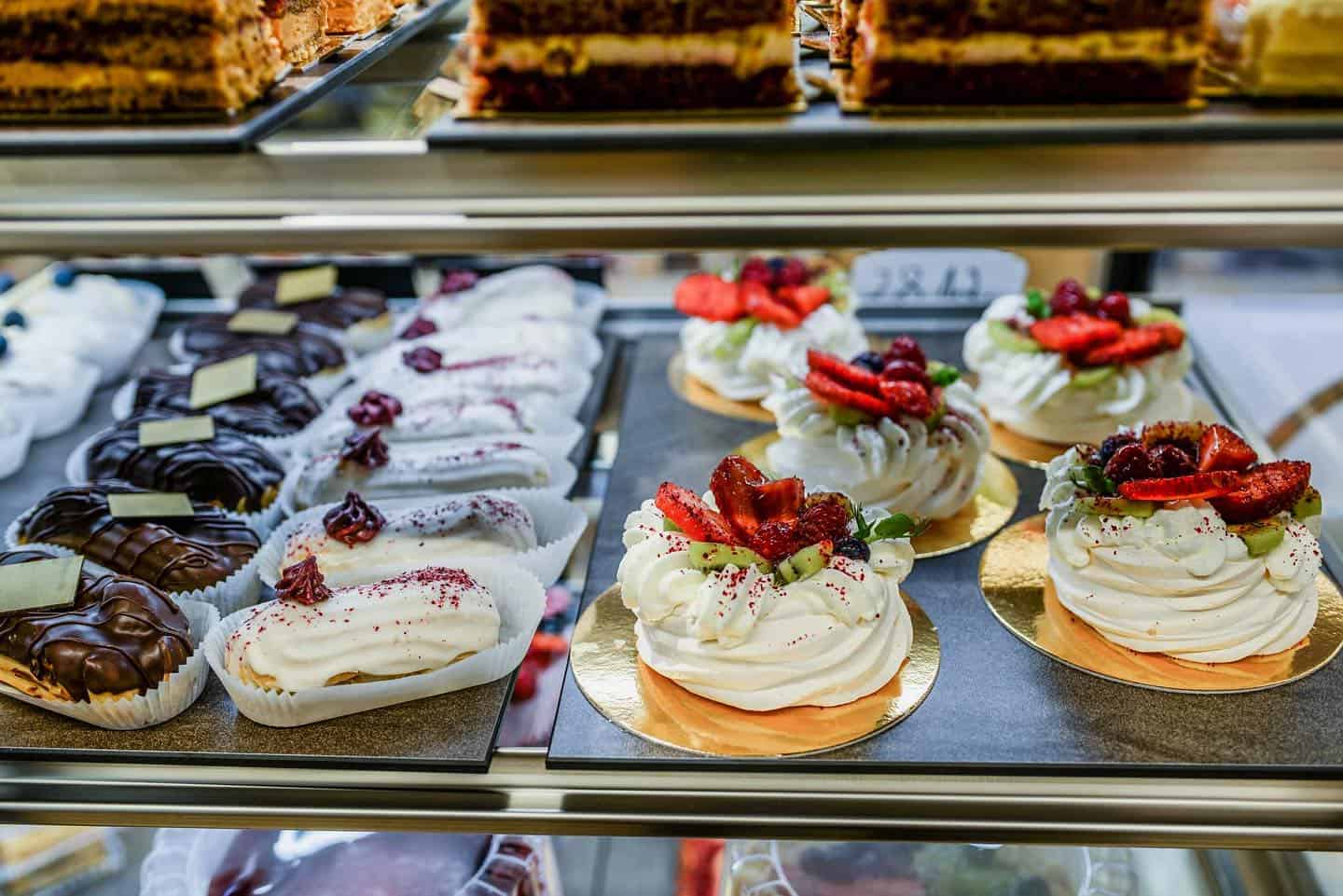 Saldējuma un kūku izstrādājumi veikalā Ramkalni, gardas deserts izvēle.